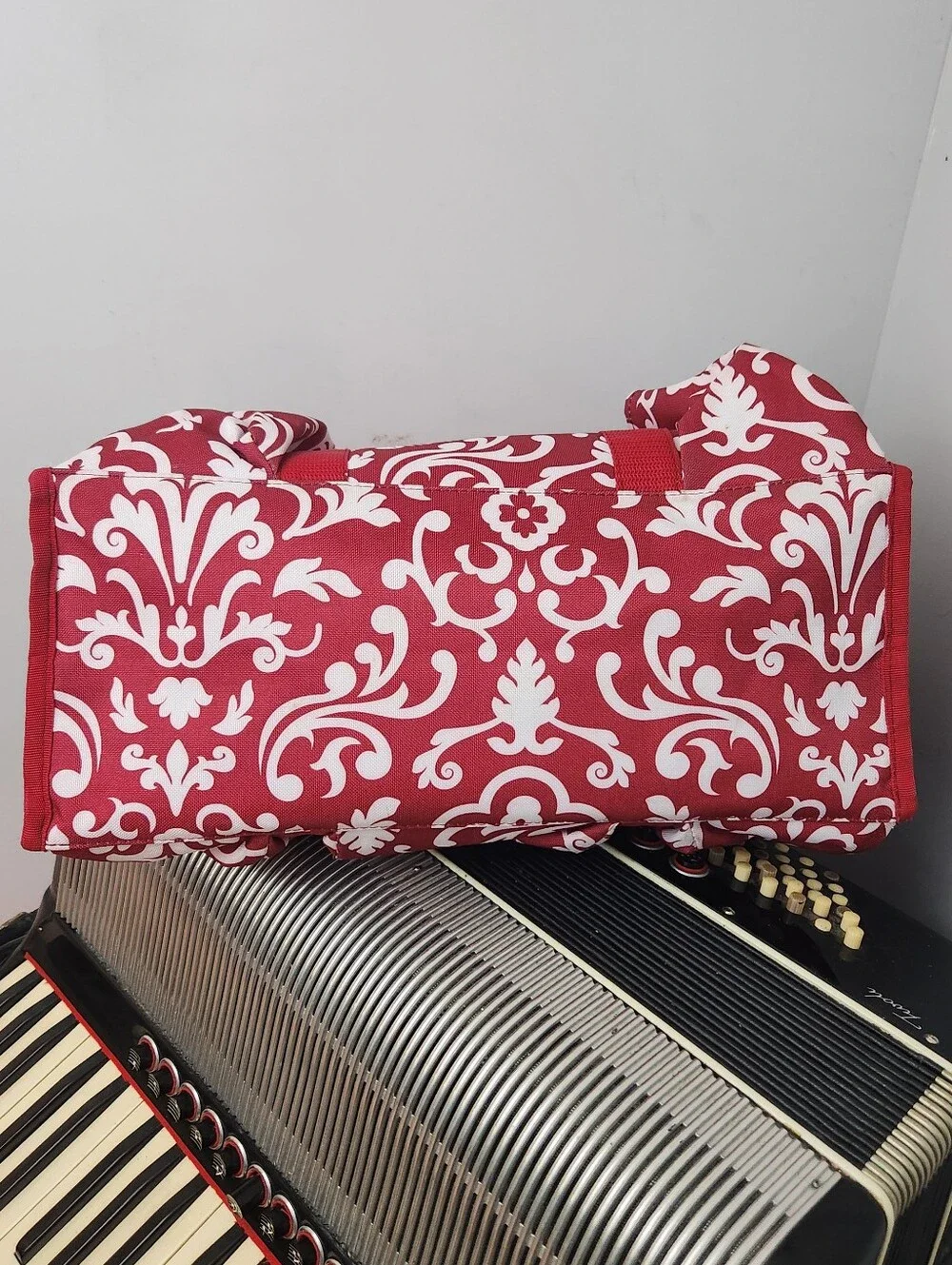 LIKE NEW THIRTY-ONE RED & WHITE FILIGREE TOTE BAG W/EXTERIOR SLIP POCKETS